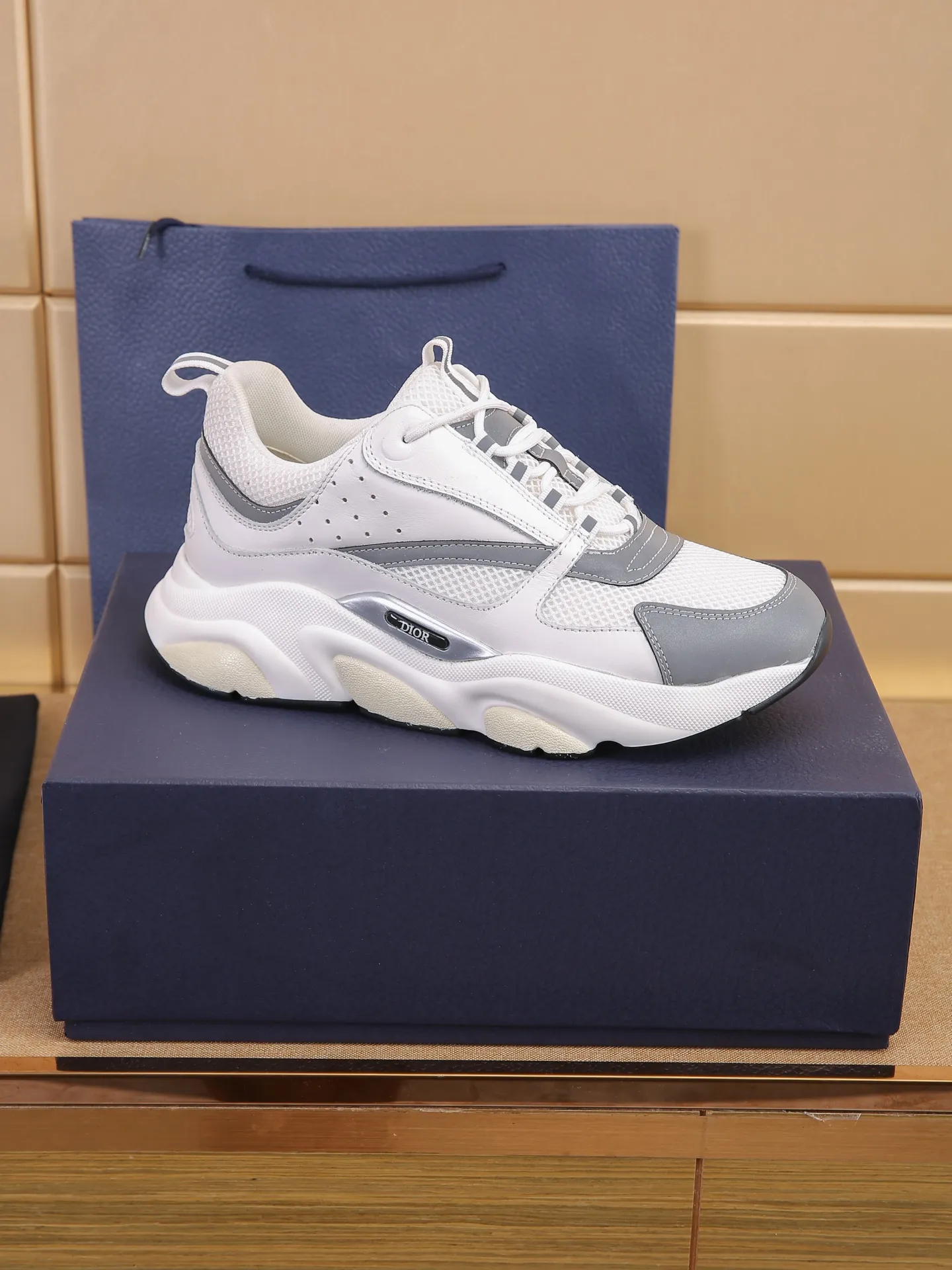 Factory price: 460💰Dior’s top version of D’s b22 men’s sports shoes. Inspired by retro running styles, the chunky low-top silhouette features gray calf leather and blue and white mesh fabric uppers, atop a black, white and blue engraved rubber sole. Nylon ribbon accents the blue mesh tongue and heel counter, and a "dio~" logo appears on the side. Pair it with a suit for a striking contrast and add a sportswear-chic edge to your look. The thick sole can be about 4cm~ Size: 38-45, [46, 47 customized]